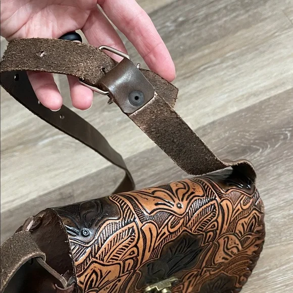 Brown boho western tooled floral leather crossbody bag made in Mexico - Picture 7 of 12